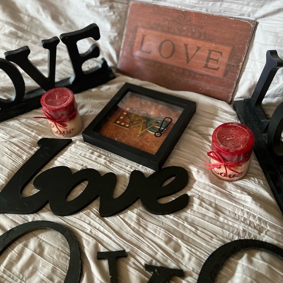 ❤️🖤❤️SET OF 11 PIECES “LOVE” DECORATIONS ❤️❤️🖤 - Picture 4 of 5